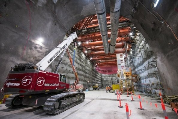 Associated Rigging Australia Pty Ltd setzt SENNEBOGEN Teleskop-Raupenkrane erfolgreich beim groß angelegten Metro-Tunnel-Projekt in Melbourne, Australien, ein.