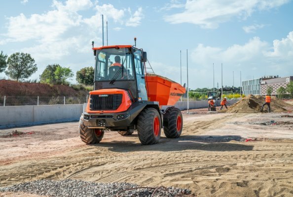 AUSA erweitert sein Produktportfolio um den neuen DR902AHG – einen reversierbaren Dumper der neuesten Generation mit integriertem KIgestütztem Sicherheitssystem