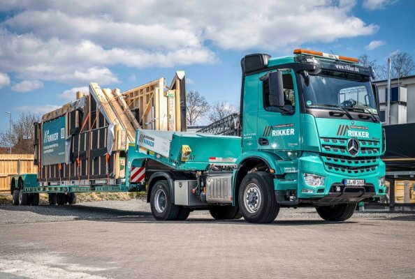 Transportlösung für übergroße Holzmodule: Rikker setzt auf DOLL Tiefbett