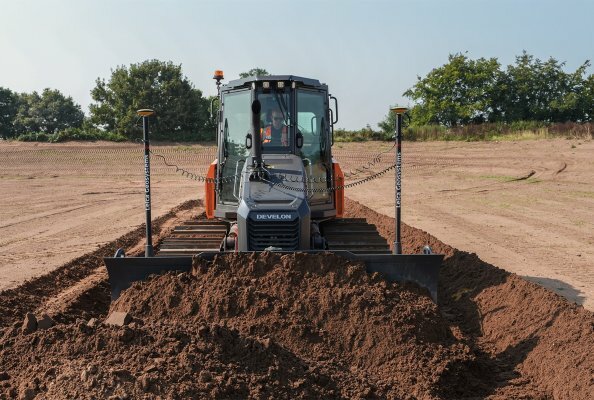Leica Geosystems und Develon erweitern Optionen für die Dozer DD100 und DD130 um 3D-Maschinensteuerung