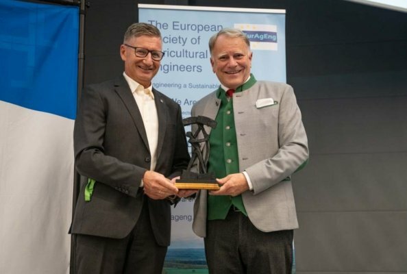 Markus Baldinger (Geschäftsführer Forschung und Entwicklung PÖTTINGER Landtechnik) gratuliert