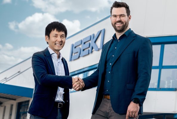 Der Geschäftsführer der ISEKI-Maschinen GmbH, Martin Hoffmann, (rechts) begrüßt seinen neuen Partner in der Geschäftsführung, Takaomi Fukuta, den Leiter des Iseki-Europa-Hauptquartiers, das künftig von Brüssel nach Meerbusch verlegt wird. 