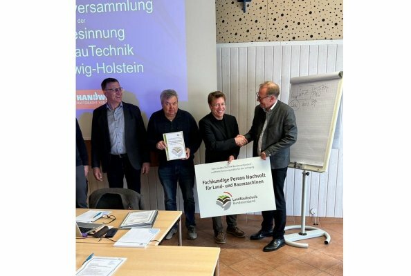 Dr. Michael Oelck (re.) übergibt das Schild zur Auditierten Kursstätte an Dr. Klaus Drescher (2.v.r.). Sönke Wiegel (li.) Obermeister der Landesinnung und Harald Struck (2.v.li.), Fachbereichsleiter der Deula freuten sich ebenfalls über die Auszeichnung.