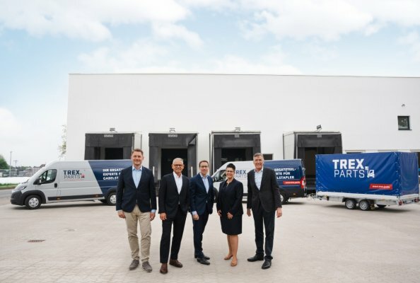 Der Beirat der TREX GmbH & Co. KG besichtigt den neuen Logistikstandort. V.l.n.r.: Christoph Böttcher (Geschäftsführer der TREX.PARTS GmbH & Co.KG), Hans-Peter Fricke (CEO der FRICKE Gruppe), Mathias Lentfer (Senior Vice President Global Customer Service der Jungheinrich AG und Geschäftsleiter der Jungheinrich Service & Parts AG & Co. KG), Nadine Despineux (Vertriebsvorständin der Jungheinrich AG), Holger Wachholtz (CFO der FRICKE Gruppe).