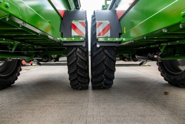 Gegenüberstellung der beiden Bereifungen mit EU-Typgenehmigung (CoC): links der VF 480/95 R50, rechts der neue VF 520/85 R50.