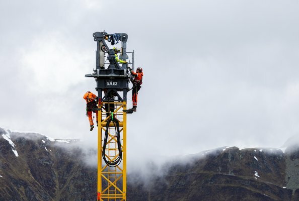 Um das Gewicht und die Flugstunden möglichst gering zu halten, stellten die Kranspezialisten von BKL den Kran ohne Kabine und entfernten weitere nicht notwendige Komponenten.