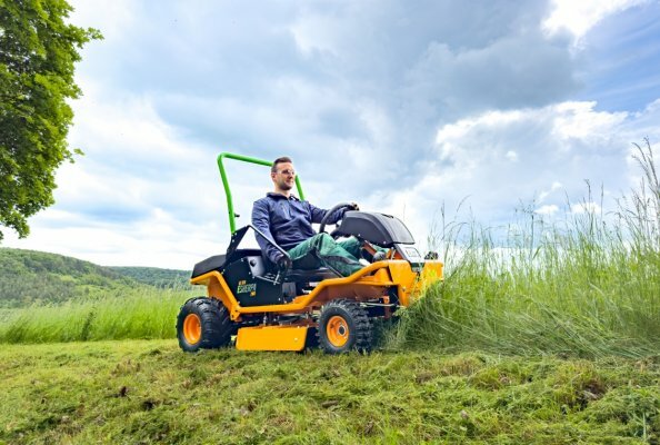 Der elektrische Fahr- und Messerantrieb des AS 920 ESherpa 2WD liefert eine Mähleistung, die das Niveau des Verbrenner-Modells übersteigt.