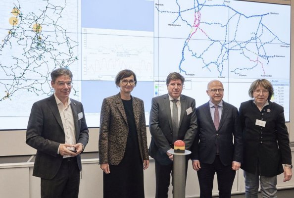 Bundesforschungsministerin Bettina Stark-Watzinger (zweite von links) startete die Simulation im Energy Lab 2.0 am KIT.