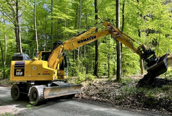 Grabenreinigung im Wald Eine der Aufgaben, die der neue Komatsu PW158-11 von Bernd Gronbach Transport & Wegebau zukünftig übernimmt. 
