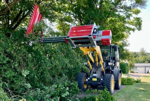 Der neue Komatsu WA80M-8 der Gemeinde Bissingen im Einsatz mit der Fliegl FlexCut 100 – präzise, kraftvoll und sicher beim Rückschnitt entlang der Gemeindeflächen.