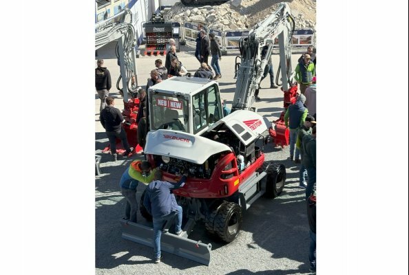 Der 7,5 t Takeuchi TB 370 W Mobilbagger konnte auf der bauma genauestens untersucht werden.