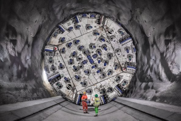 Im Frühjahr 2019 starteten die Vortriebe in den südlichen Hauptröhren des Brenner Basistunnels.  Im März 2021 fuhr eine Herrenknecht- Doppelschild-TBM den Rekordwert auf der  Baustelle Mauls 2-3 von 860 Meter Tunnel auf.