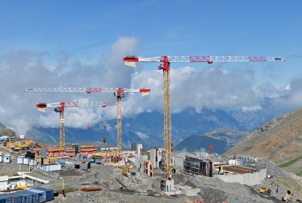 Potain-Krane helfen beim Bau der Seilbahnlinie 3S Jandri Express in Les Deux Alpes