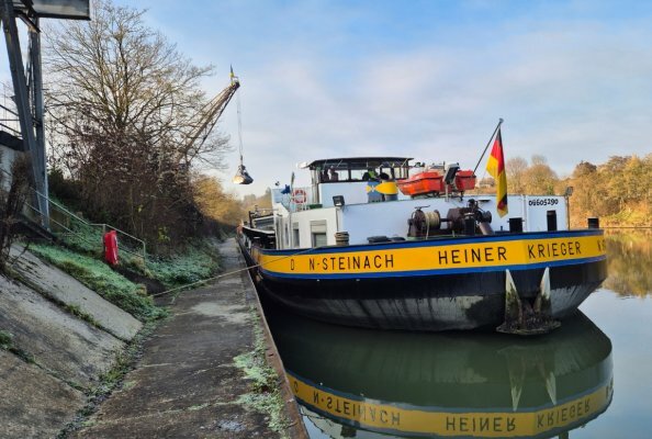 An Bord eines Binnenschiffs gelten besondere Regeln: Platz ist knapp, die Arbeitsumgebung rau und jeder Handgriff muss sitzen. Ein speziell für die Schiffsverladung adaptierter Komatsu SK715-8, ist seit Kurzem an Bord des 105 Meter langen Frachtschiffs Heiner Krieger im Einsatz.