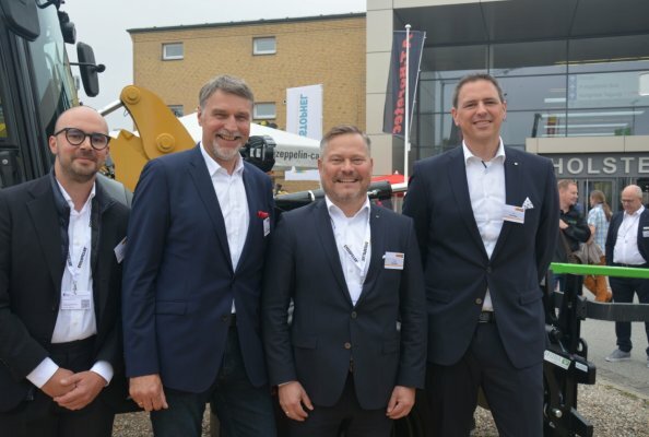 Gemeinsam auf Erfolgskurs: Christoph Lindhuber, Geschäftsführer Zeppelin Dänemark, Ulrich Sandner, Gebietsleiter Nord von Zeppelin Rental, Holger Schulz, Vorsitzender der Geschäftsführung von Zeppelin Baumaschinen, und Lars Käselau, Leiter der Niederlassung Hamburg und Messestandleiter bei Zeppelin Baumaschinen (von links).