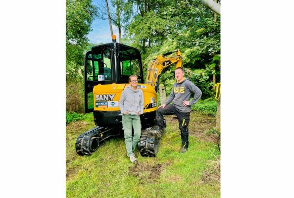 Petra und Bernhard Völkl haben bei dem Umbau ihres alten Hofes alle Hände voll zu tun. Da kann der SY35U vieles erleichtern.