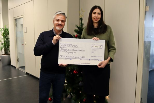 Sophie Gruber überreicht die GRUMA-Spende in Höhe von 10.000 Euro an Fritz Stütz, 1. Vorsitzender des Vereins Kinderchancen Augsburg e.V.