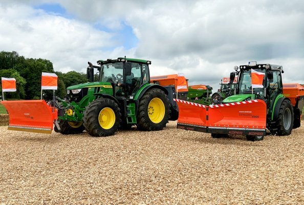 Die neue Winterdienst-Kooperation AMAZONE und bema: Vorne Räumen, hinten Streuen.