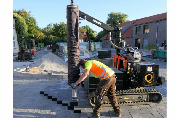 Mit Hilfe des Optimas Vacu-Pallet-Mobils pflastert man schneller und ausdauernder.