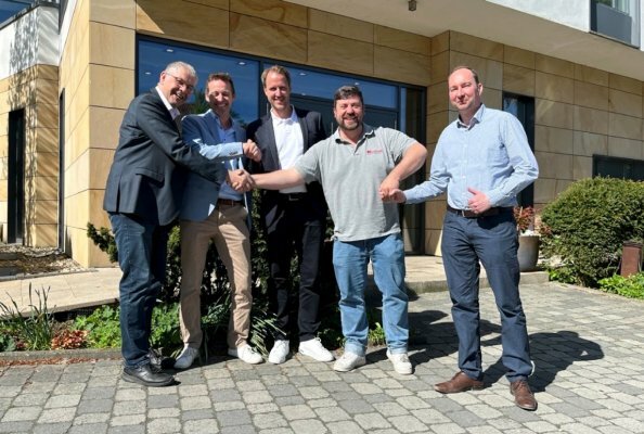 Freuen sich auf die Zusammenarbeit (von links): Karlgünter Eggersmann (Geschäftsführer Eggersmann Gruppe und Eggersmann Impaktor GmbH), Sven Brookshaw (Geschäftsführer Moerschen Mobile Aufbereitung GmbH), Pascal Petermann (Geschäftsleiter Eggersmann Impaktor GmbH), Thorsten Jäger (Vertriebsleiter Moerschen GmbH) und Floran Klenk (Area Sales Manager Eggersmann Impaktor GmbH) nach der Vertragsunterzeichnung.