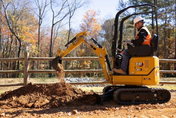 Der Cat Minibagger 301CR (Compact Radius) wird erstmalig in Europa auf der GaLaBau präsentiert.