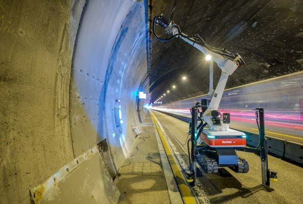 Präzision unter Tage: Drei fischer BauBots bohrten im Engelbergtunnel über 9.000 Löcher mit 20 mm Durchmesser und 240 mm Bohrtiefe in bis zu 7,5 m Höhe in Beton – vollautomatisch und punktgenau.