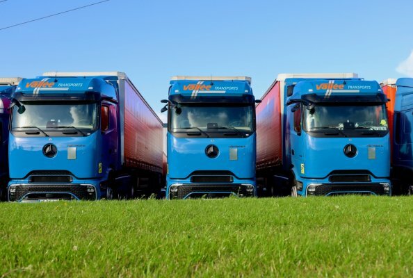 Transports Vallée in Frankreich setzt auf Zukunft: Erster Mercedes-Benz eActros 600 und 62 Actros L mit ProCabin