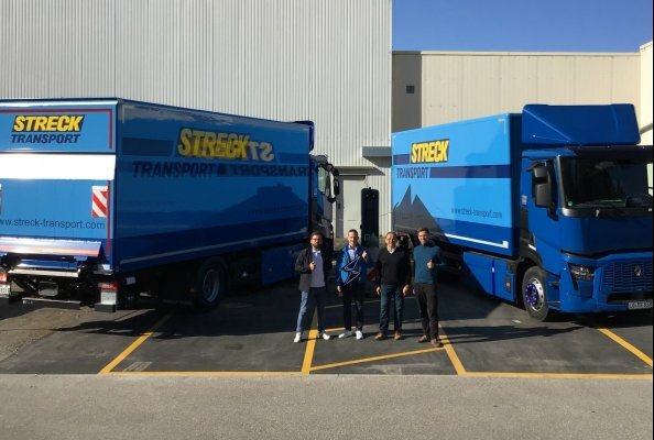 Auf dem Foto sind zu sehen v.l.n.r. Fatih Arslan, Operational and Efficiency Specialist Renault Trucks; Torsten Schlag, Teamleitung Fuhrpark / Versicherungen bei Streck; Roman Schmidt, Verkaufsberater Ziehl Trucks; Till Saliari, Energy Transition Specialist Renault Trucks.
