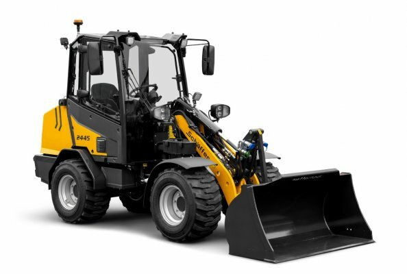 Bewährte Technik mit neuem Fahrerstand und frischem Design: der 2445-2 von Schäffer ist der kompakte Allrounder für den GaLaBau.