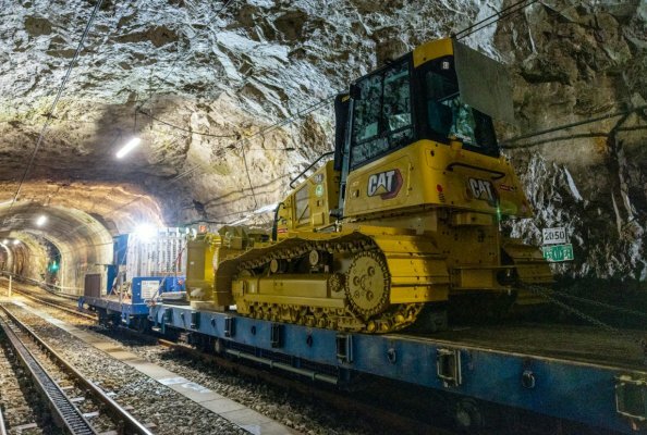 Präzise vorbereitet für den Spezialtransport: Die Cat-Planierraupe D4 wird mit der Zahnradbahn zum Zugspitzplatt auf 2.588 Metern Höhe transportiert.