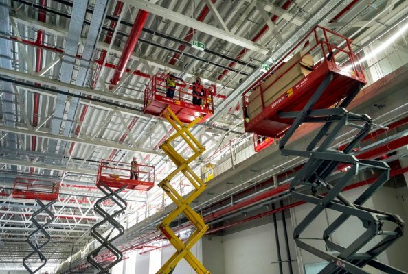 Bis zu 150 elektrisch betriebene Personenarbeitsbühnen sind zu Spitzenzeiten im Einsatz. Arbeitshöhen von 6, 8, 10 und 12 Metern bieten maximalen Anwendungsspielraum.