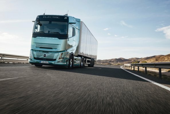 Mit der Einführung seiner neuen Elektro-Lkw mit verbesserter Leistung, höherer Flexibilität und Reichweiten von bis zu 700 Kilometern setzt Volvo Trucks einen neuen Maßstab für schwere Elektro-Lkw.