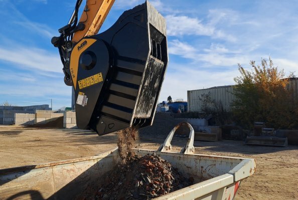 Lagerplatz zu voll? Der MB Crusher Brecherlöffel schafft Abhilfe