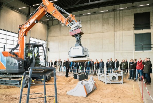 Gespannt verfolgten die Fachbesucher die Vorführung der KTEG P-Line im Coreum Indoor Sandkasten. 
