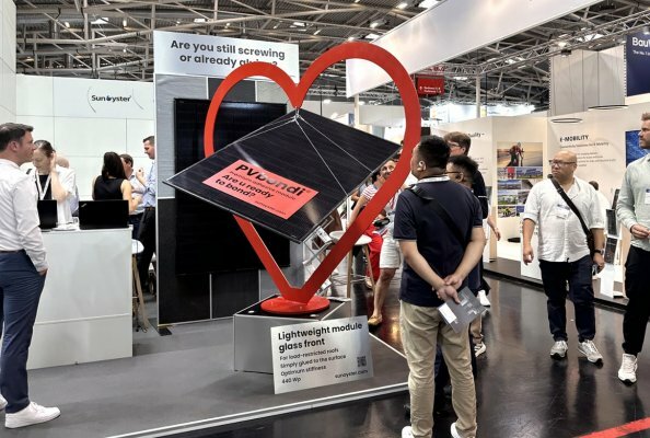 Weltneuheit auf der Intersolar: SunOyster Systems präsentiert das neue Premium-Leichtmodul PVbondi®