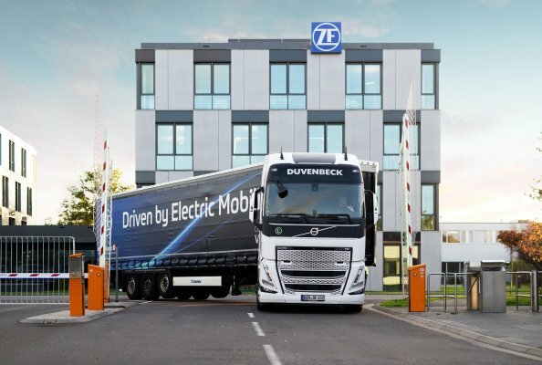 Für ZF Saarbrücken setzt Duvenbeck im Nahverkehr nur noch batterieelektrisch angetriebene Zugmaschinen ein.
