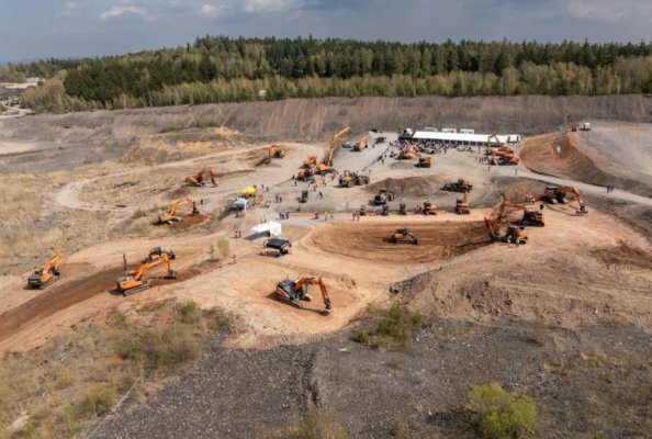 Voller Erfolg: Rund 900 Kunden, Händler und Vertreter der Fachpresse haben an den DEVELON Demo Days Mitte April im Steinbruch Háje bei Prag teilgenommen.