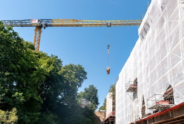 70 Meter Reichweite für schwere Lasten. Mit einer Hakenhöhe von rund 38 Metern und einer Spitzenlast von 11 Tonnen unterstützte ein 800-Metertonnen-Kran TLS 800 50T aus dem BKL System Sáez die Sanierungsarbeiten an einer Eisenbahnbrücke.