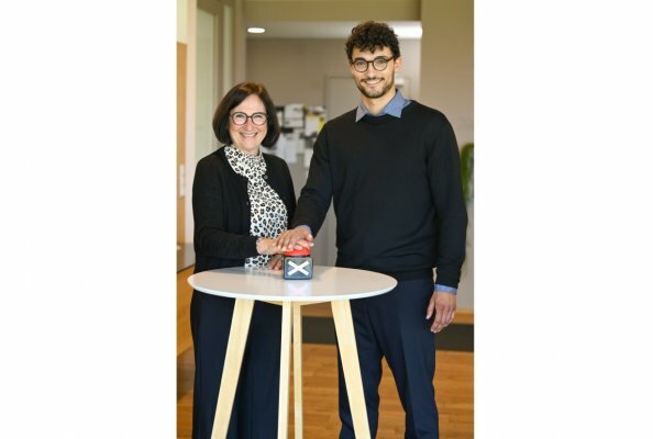 Die neue Internetseite der AST Arbeitssicherheit geht online. Am Startknopf sind Geschäftsführerin Angelika Müller und Vincent zu Dohna von der SEO Agentur Suchhafen.