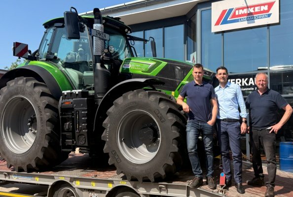 Erste Lieferung von DEUTZ-FAHR Hochleistungstraktoren. Vl. Timon Schnitger (Geschäftsführer Imken Landmaschinen GmbH u.Co.KG), Alessandro Sapio (CEO SAME DEUTZ-FAHR DEUTSCHLAND GmbH), Ralf Schnitger (Geschäftsführer Imken Landmaschinen GmbH u.Co.KG)
