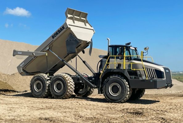 Calgary Rolling Mix Concrete hat drei Rokbak RA40 knickgelenkte Muldenkipper von Headwater Equipment erworben.