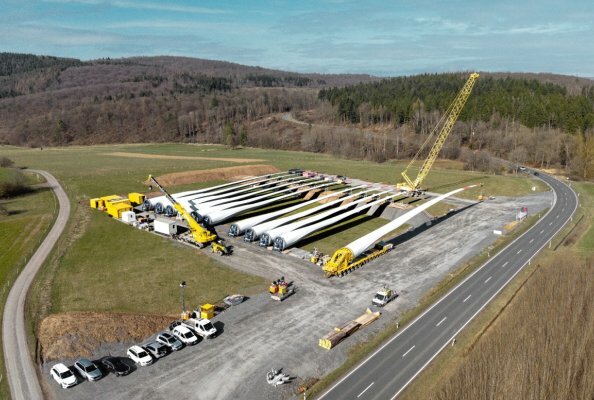 Im Windpark Bad Berleburg entstehen insgesamt 20 neue ENERCON Windkraftanlagen des Typs E-175 EP5 E1. Vom Umladeplatz werden die Rotorblätter mit drei SCHEUERLE BladeLifter-Kombinationen bis zum 45 km entfernten Windpark transportiert.