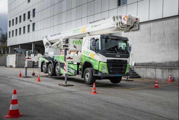 Weltpremiere auf der Bauma 2025: Erster vollelektrischer LKW mit Hubarbeitsbühne und einer Arbeitshöhe von 56 Metern