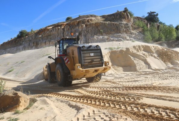 Ein neuer Cat Radlader 980 XE nimmt den Rohsand im Load-and-Carry-Betrieb auf.