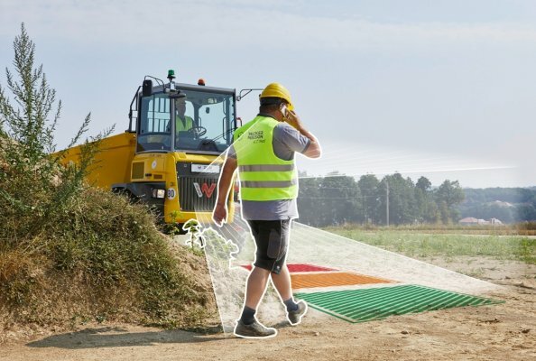Der DV125 Dual View von Wacker Neuson mit der Assistenzsoftware Active Sense Control (ASC) erkennt Hindernisse im Umfeld der Maschine frühzeitig und trägt so zu mehr Sicherheit und Effizienz beim Materialtransport auf der Baustelle bei.