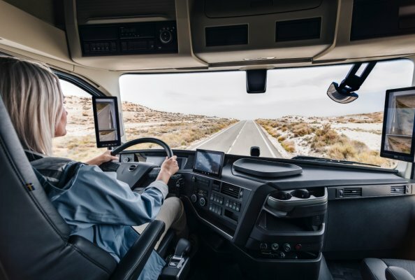 Volvo Trucks rüstet sein Fahrerwarnsystem mit einer Augen-Kontroll-Kamera auf, um Lkw-Fahrende noch besser zu unterstützen und die Verkehrssicherheit zu erhöhen.