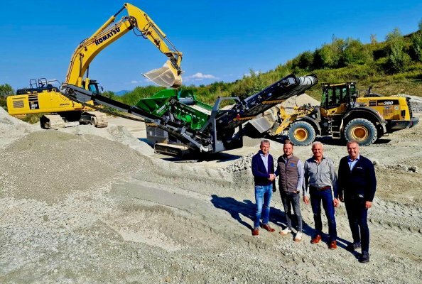 Übergabe der neuen McCloskey R70 (von links): Thomas Lang, Kuhn Baumaschinen Deutschland, Philipp Strumberger, Josef Haushofer GmbH & Co. KG, Helmut Götz und Helmut Urmann, Kuhn Baumaschinen Deutschland.