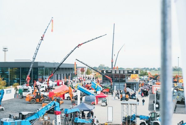 Bei bestem Wetter erleben die rund 3000 Besucher die Praxistage auf dem Coreum Gelände. Das besondere hier: Anfassen und Ausprobieren ist nicht nur erlaubt, sondern ausdrücklich erwünscht. 