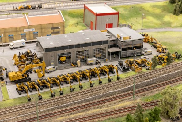 Mitten unter die Bagger-Armada hat sich der graue Jubiläumsdozer gemischt.