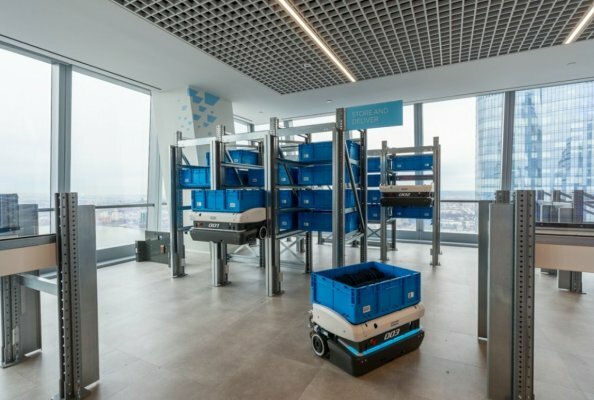 Im SAP Experience Center über den Dächern von New York präsentiert AeroBot – integriert mit der KNAPP AeroBot App auf SAP BTP – maximale Lagerdichte und intelligente Technologie für die Logistik der Zukunft.